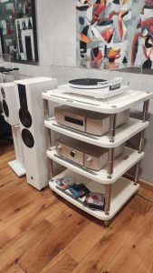 Стойки под аудио аппаратуру с полками